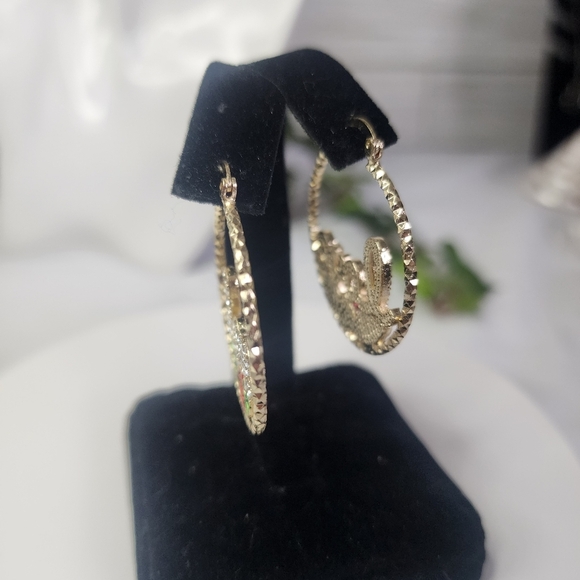 Gold Hoop Earrings LOVE with Red Rose and Leaves New - Picture 6 of 7